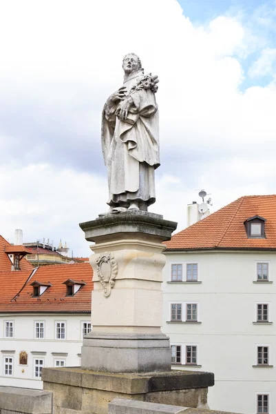Staty av st. philip benitius. Karlsbron i Prag. — Stockfoto