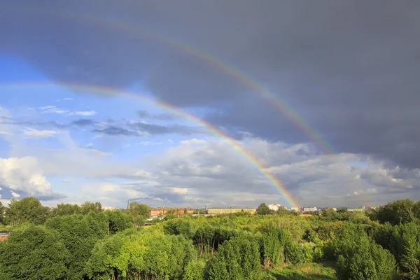 Bello doppio arcobaleno sulla città . — Foto Stock