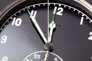 siyah kronometre yakın çekim