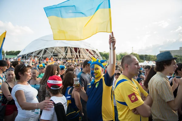 Ukrainischer Fußballfan mit ukrainischer Fahne — Stockfoto