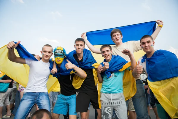 Ukrainska fotbollsfans med en ukrainsk flaggor — Stockfoto