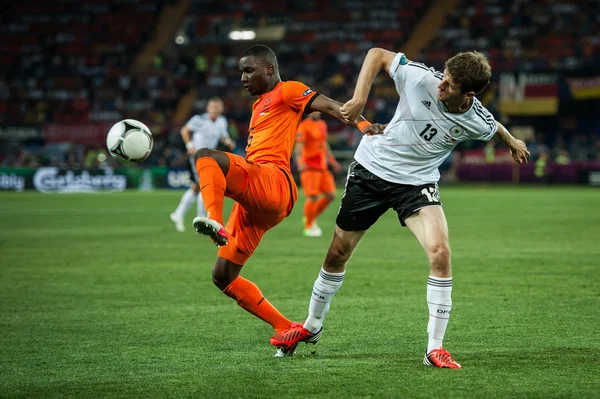 Países Bajos vs Dinamarca en acción durante el partido de fútbol en la liga europea de fútbol — Foto de Stock