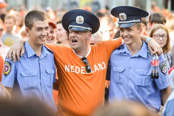 Holland-Fan bei Fußballspiel mit ukrainischer Polizei — Stockfoto