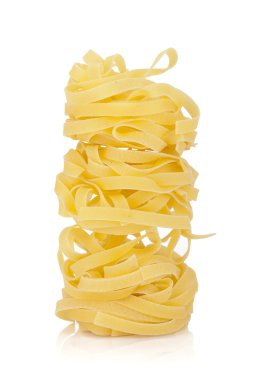 Fettuccine makarna iç içe.