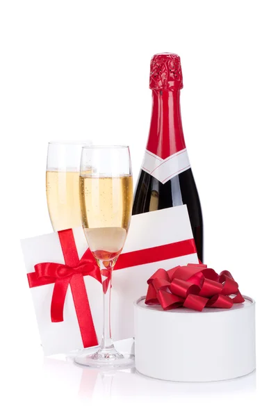 Бутылка шампанского, бокалы и подарок — стоковое фото