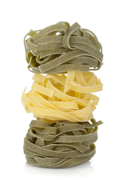 Fettuccine cuib de paste colorate — Fotografie, imagine de stoc