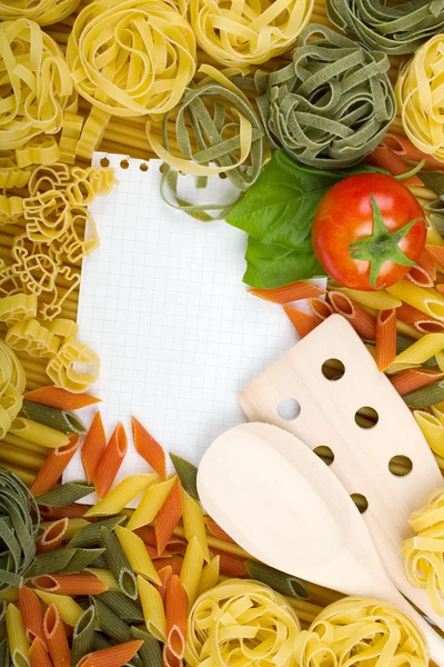 Note paper on Italian pasta background — Stock Photo, Image