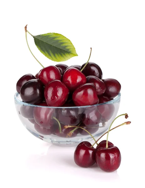 Ripe cherries in a glass bowl — Stock Photo, Image