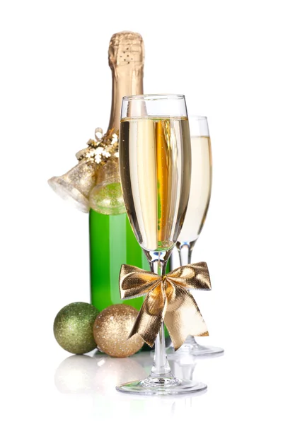 Пляшка шампанського, окуляри та різдвяний декор — стокове фото
