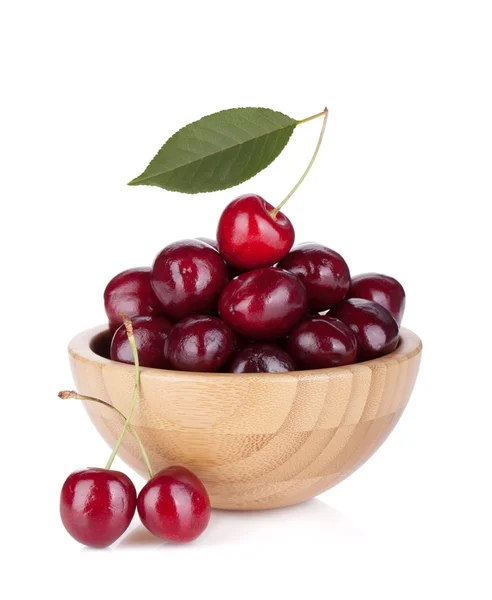 Ripe cherries in a wooden bowl — Stock Photo, Image