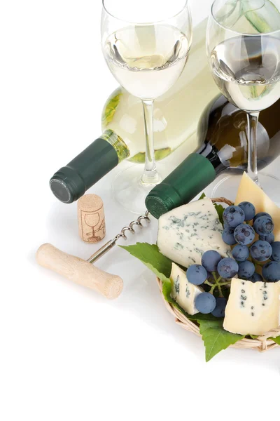 Bílé víno, sýr a hroznů — Stock fotografie