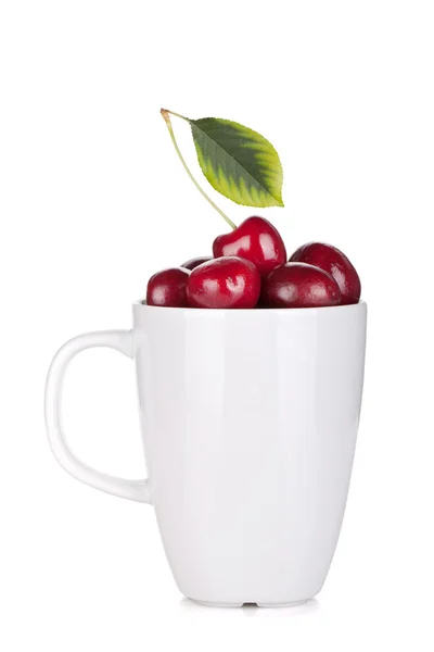 Cerezas maduras en una taza —  Fotos de Stock