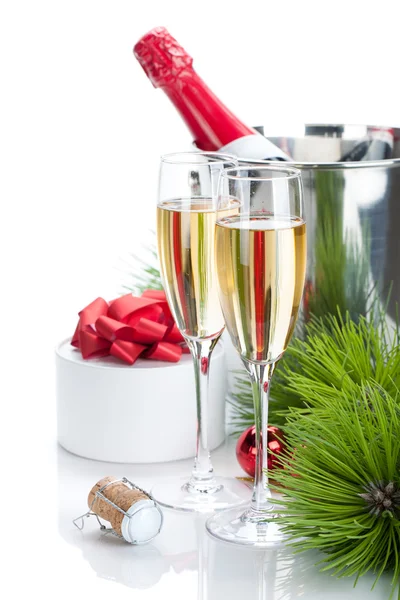 Champagne en Kerstmis gift — Stockfoto