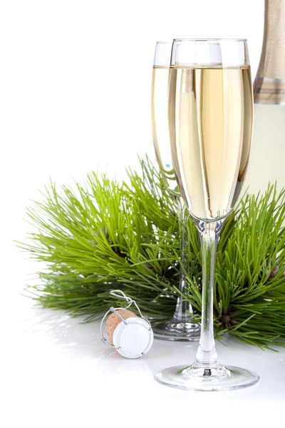Copos de champanhe, garrafa e abeto — Fotografia de Stock