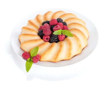 taze çilek pasta plaka üzerinde