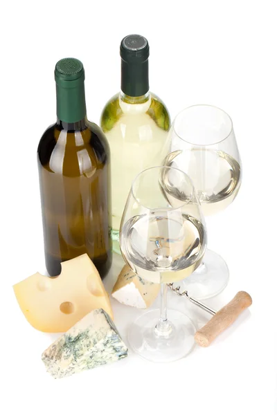 Beyaz şarap şişeleri, iki kadeh, peynir ve tirbuşon — Stok fotoğraf
