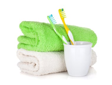 diş fırçası ve iki havlu