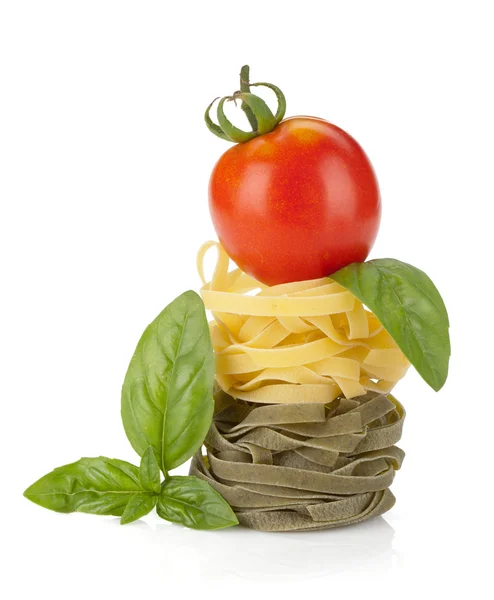 Massa italiana com tomate cereja e manjericão — Fotografia de Stock