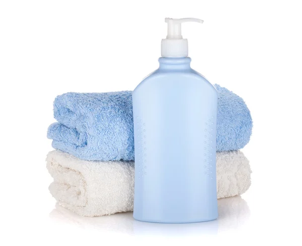 Shampoo bottle and towels — Stock Photo, Image