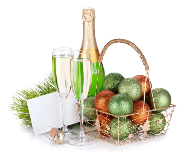 Sektflasche, Gläser, leere Geschenkkarte und Weihnachtskugeln — Stockfoto