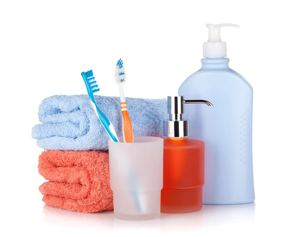 Toothbrushes, shampoo bottles and two towels — Stock Photo, Image