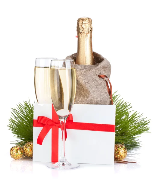 Champagner und Geschenkbrief — Stockfoto