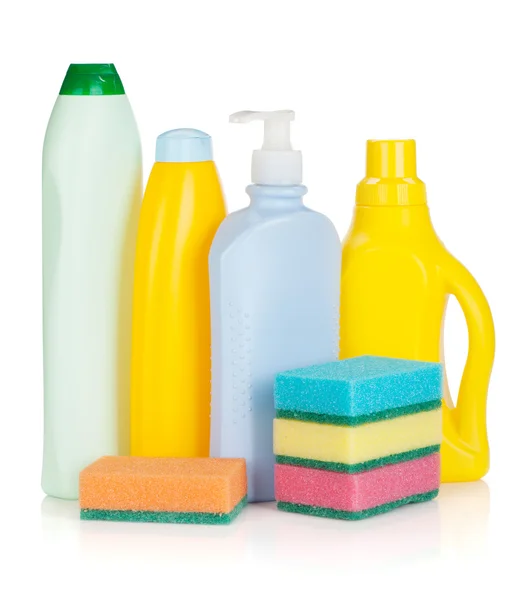 Plastic flessen van schoonmaakmiddelen en sponzen — Stockfoto