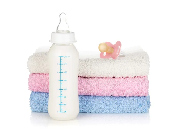 Baby bottle, pacifier and towels — Stock Photo, Image