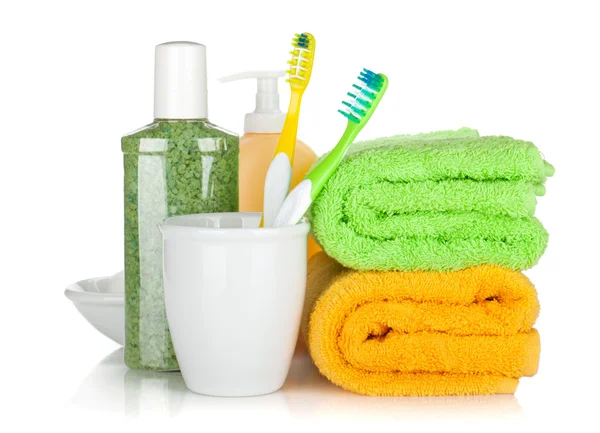 Toothbrushes, cosmetics bottles and two towels — Stock Photo, Image