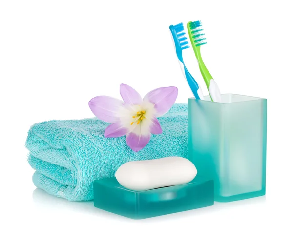 Brosses à dents, savon, serviette et fleur — Photo