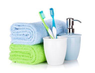 Diş fırçaları, sabun ve iki havlu