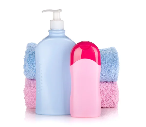 Shampoo e bottiglie di gel con asciugamani — Foto Stock