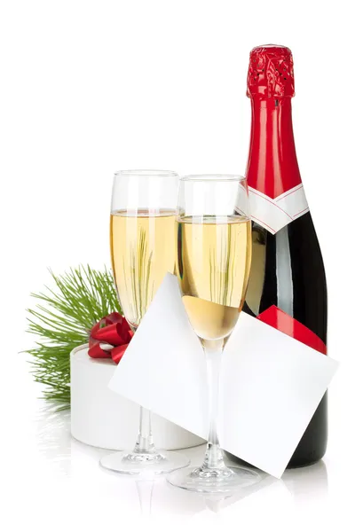 Шампанское, рождественский подарок и пустая открытка — стоковое фото