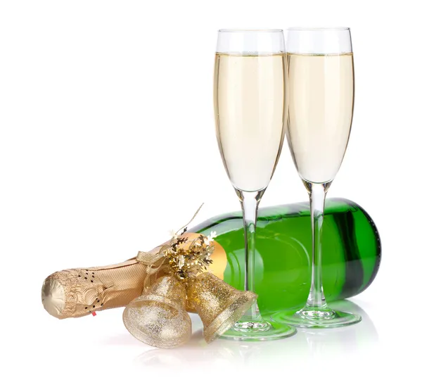 Бутылка шампанского с рождественским декором и двумя бокалами — стоковое фото