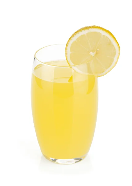 Лимонний сік склянки з лимонним шматочком — стокове фото