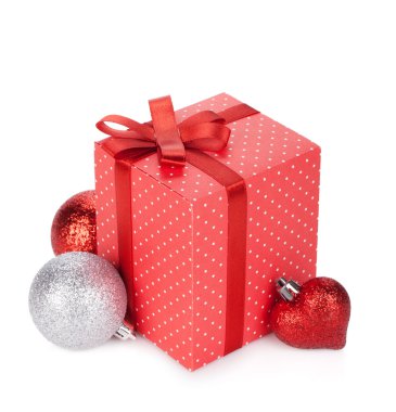 Şerit ve yay ve Noel dekorasyonu ile hediye kutusu