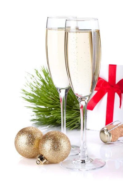 Шампанское, подарочное письмо и рождественский декор — стоковое фото