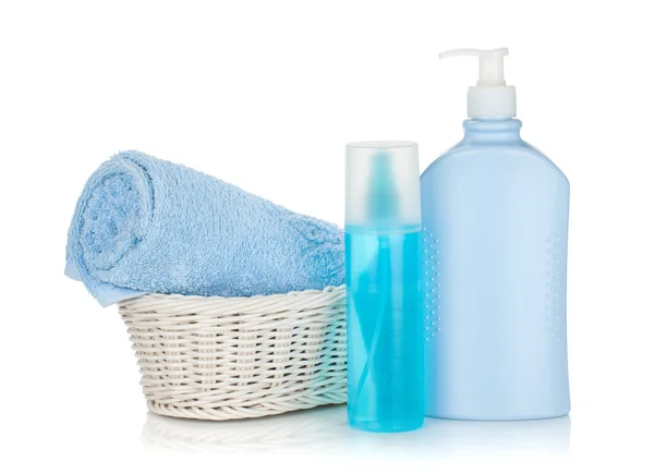 Garrafas de cosméticos e toalha azul — Fotografia de Stock