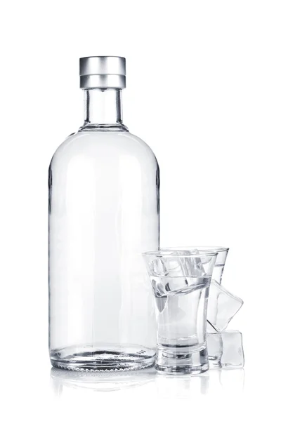 Bottle of vodka and shot glasses with ice — Stock Photo, Image