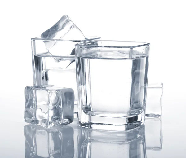 Vodka con cubitos de hielo —  Fotos de Stock