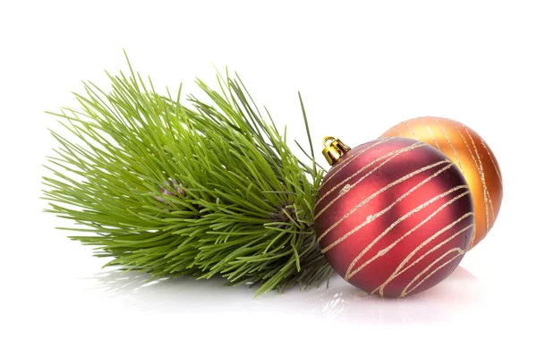 Christbaumkugeln und Tannenbaum — Stockfoto