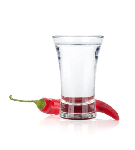 Kieliszek wódki i czerwona papryczka chili — Zdjęcie stockowe