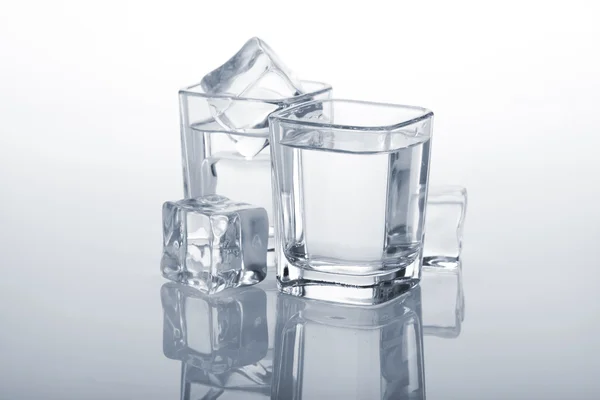 Vodka tiros com cubos de gelo — Fotografia de Stock