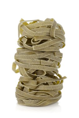 Fettuccine makarna iç içe.