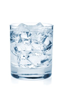 Bir bardak buzlu saf su.