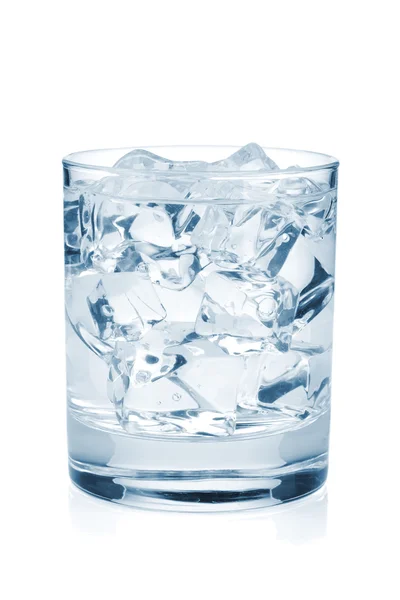 Glas reines Wasser mit Eiswürfeln — Stockfoto