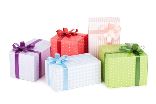 Cajas de regalo coloridas con cinta y lazo — Foto de Stock