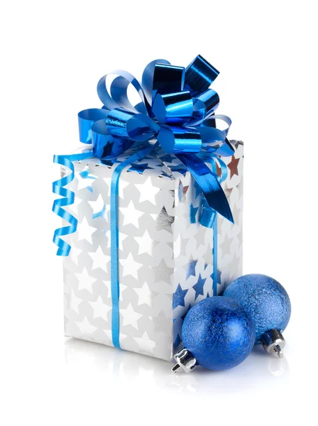 Geschenk box en blauw kerstballen — Stockfoto