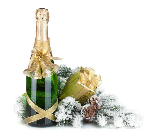 Sektflasche, Weihnachtsgeschenk und schneebedeckter Tannenbaum — Stockfoto