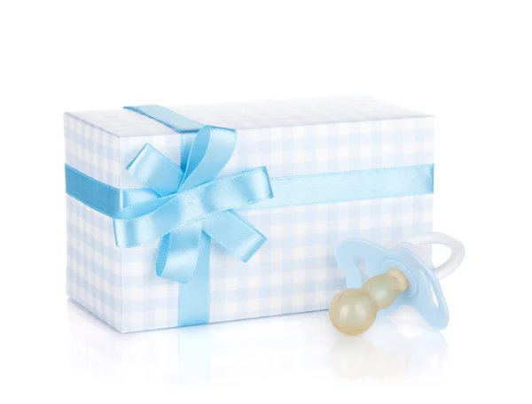 Presentförpackning och napp för liten pojke — Stockfoto